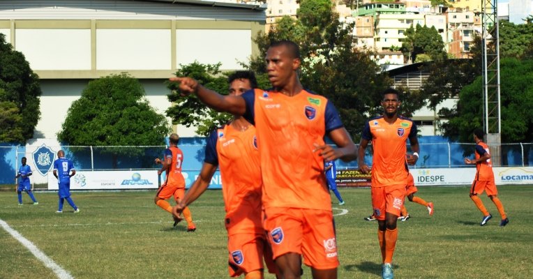 Nilo comemorando gol do Doze FC